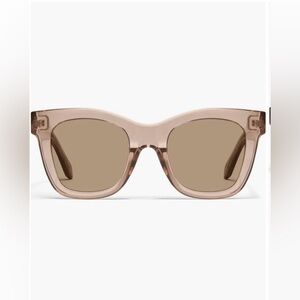 😎NEW😎 QUAY "After Hours" Sunglasses
Crystal Doe frames/Tan lens